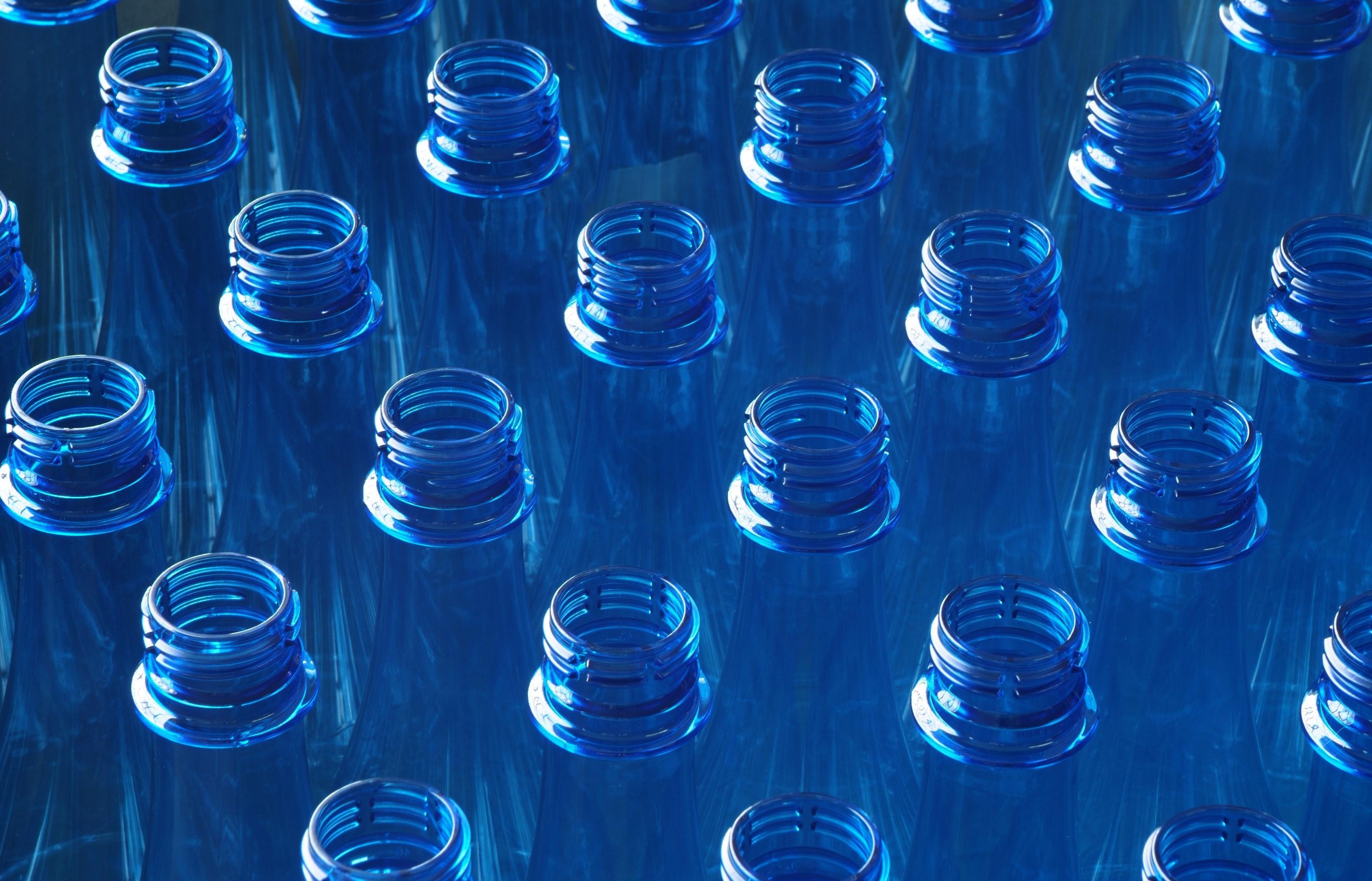 The Pros and Cons of Lightweight Plastic Bottles